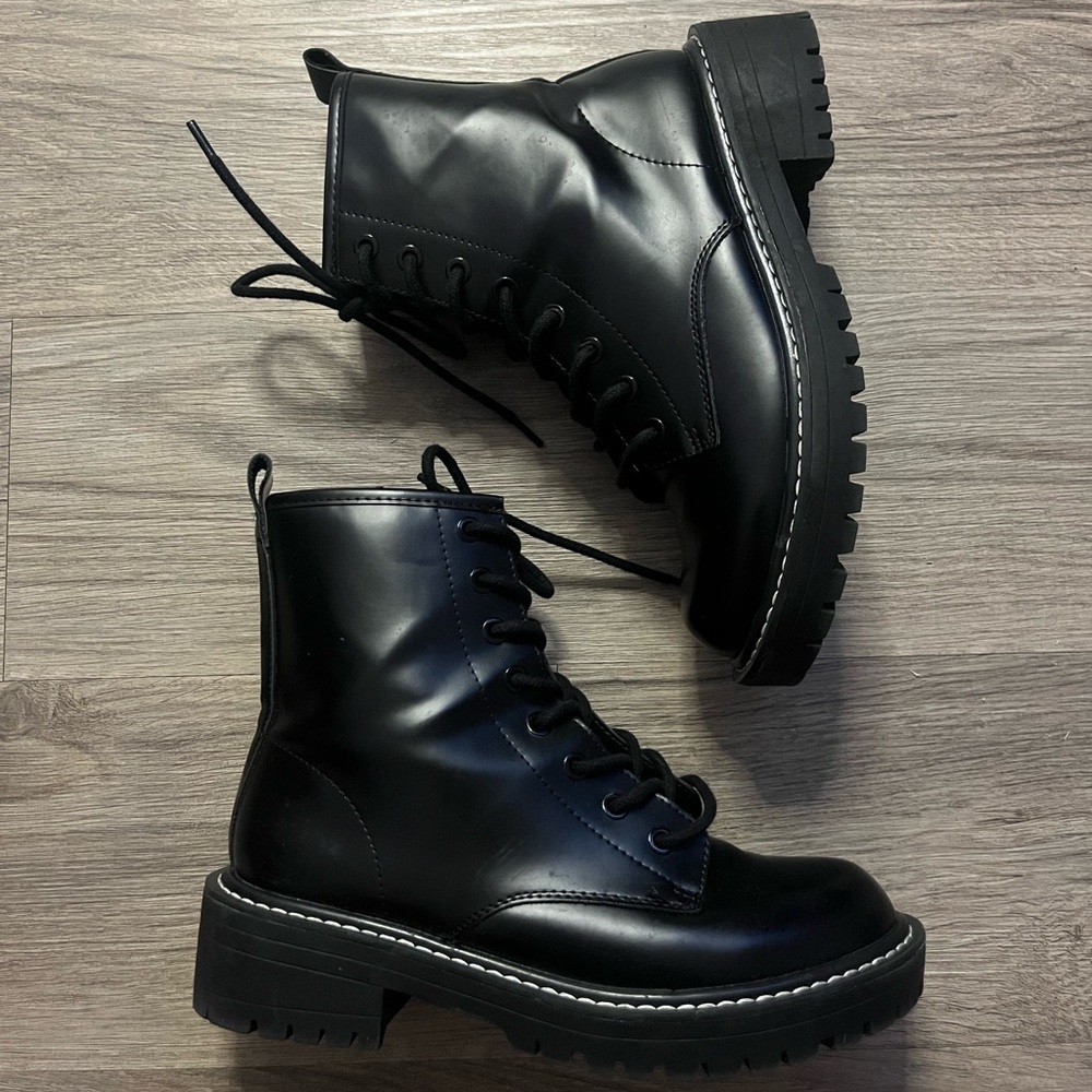 Forever 21 Black Ladies Boots Combat Style Size 6
